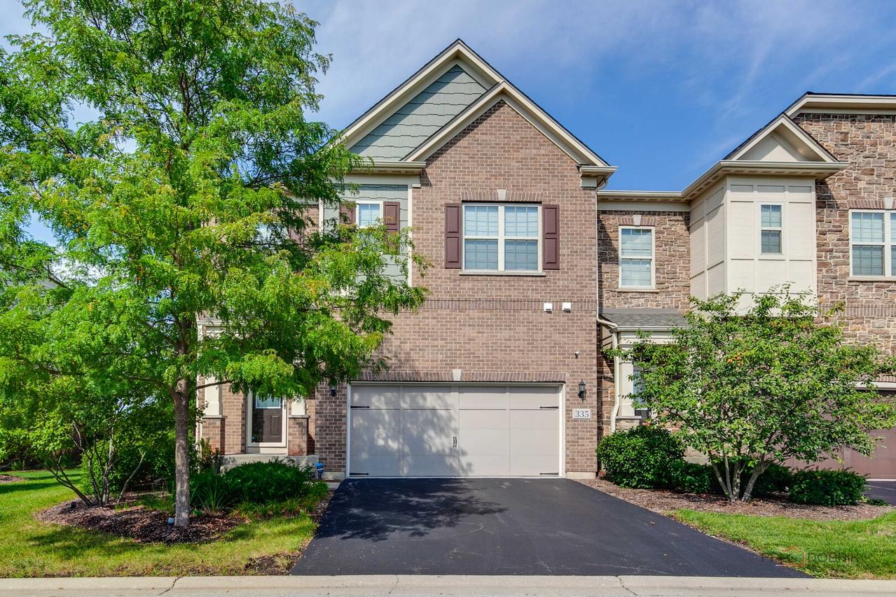 335 Camberley Ln., Lincolnshire, IL 60069