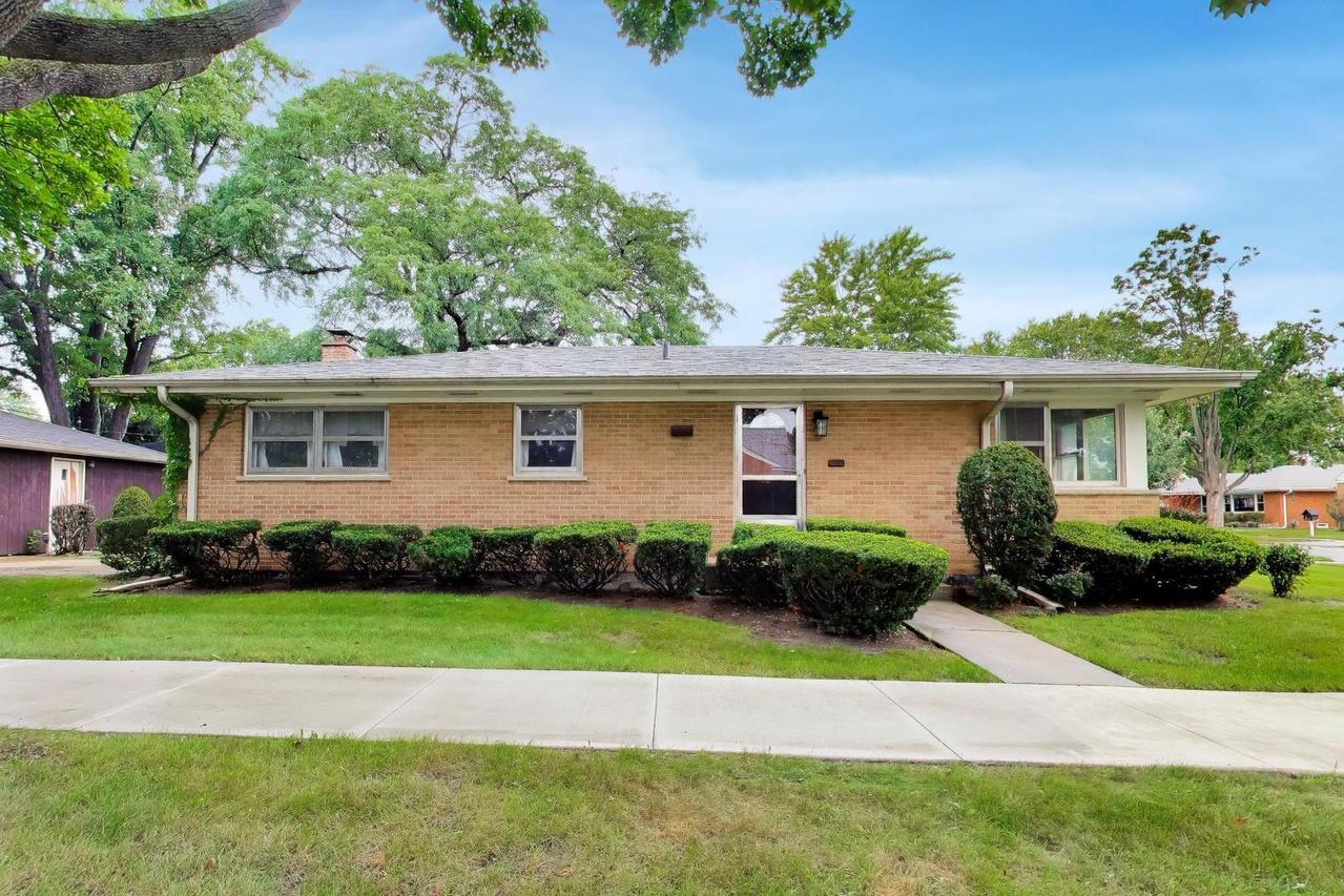 200 N Maple St., Mount Prospect, IL 60056