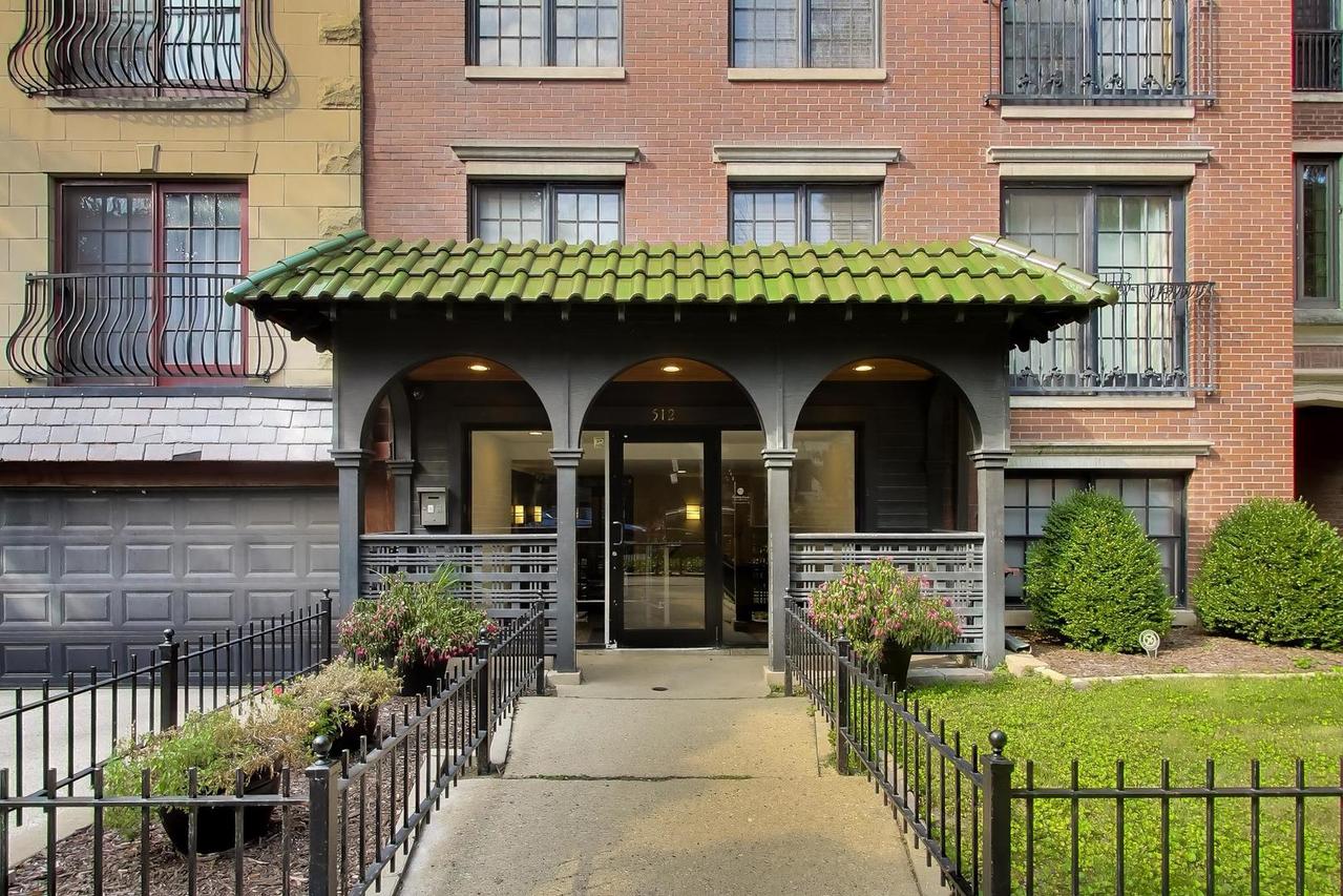 512 W Barry Ave. #311, Chicago, IL 60657