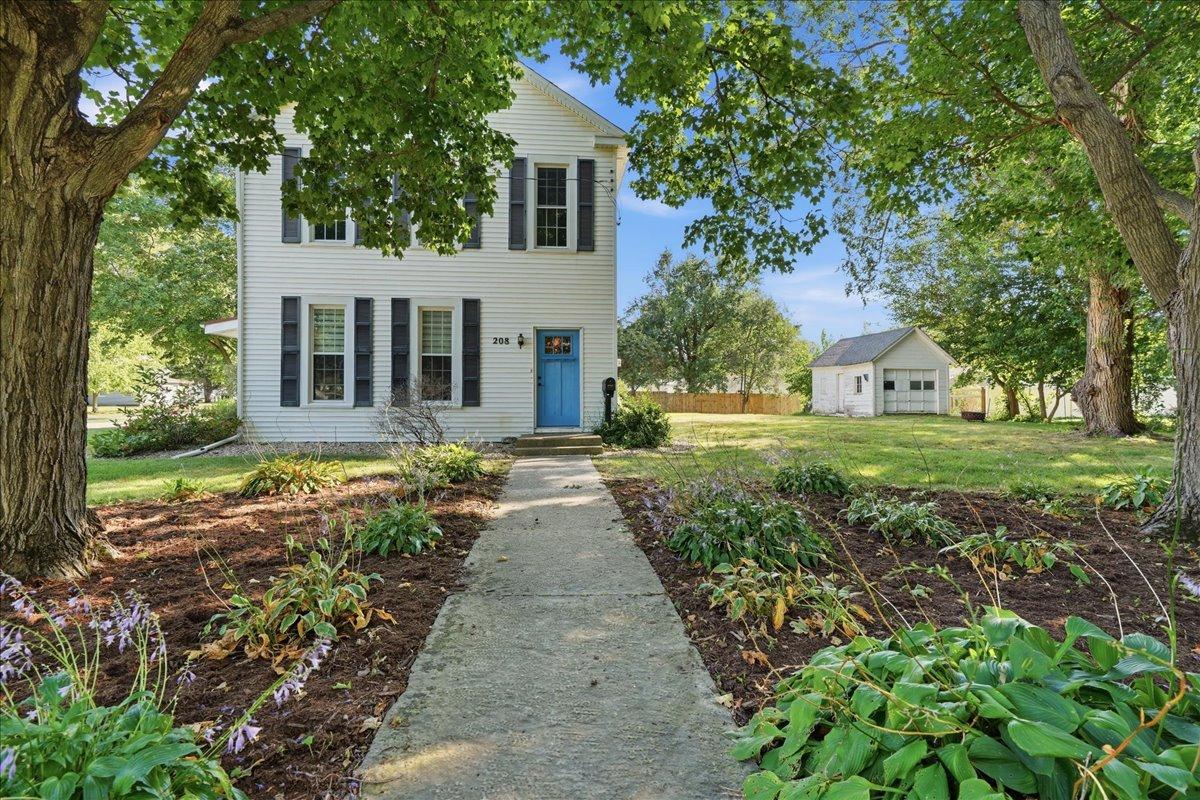 208 E Wall St., Lexington, IL 61753