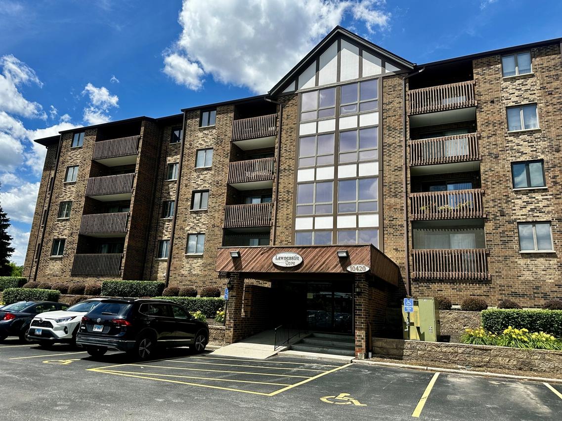 10420 Circle Dr. #48B, Oak Lawn, IL 60453