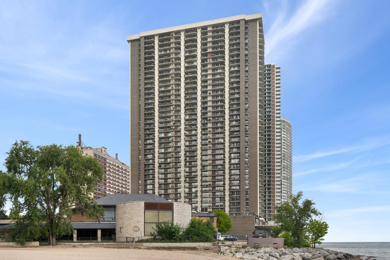 6007 N Sheridan Rd. #38G, Chicago, IL 60660