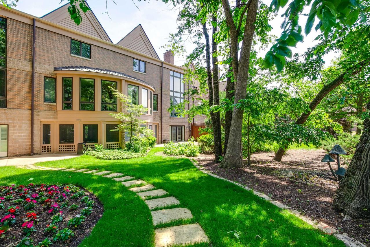 1302 Hawthorne Ln., Hinsdale, IL 60521