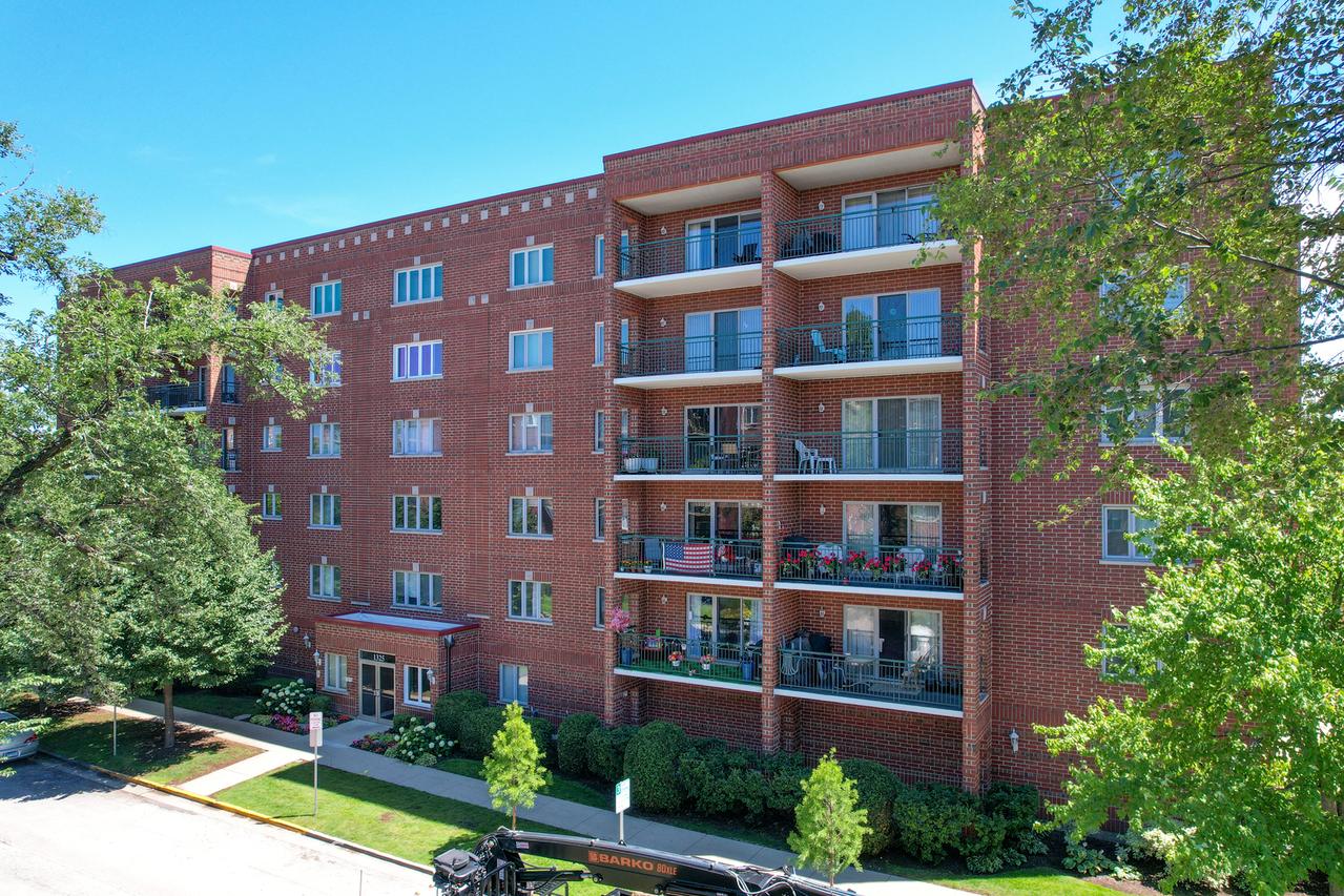 1325 Perry St. #402, Des Plaines, IL 60016