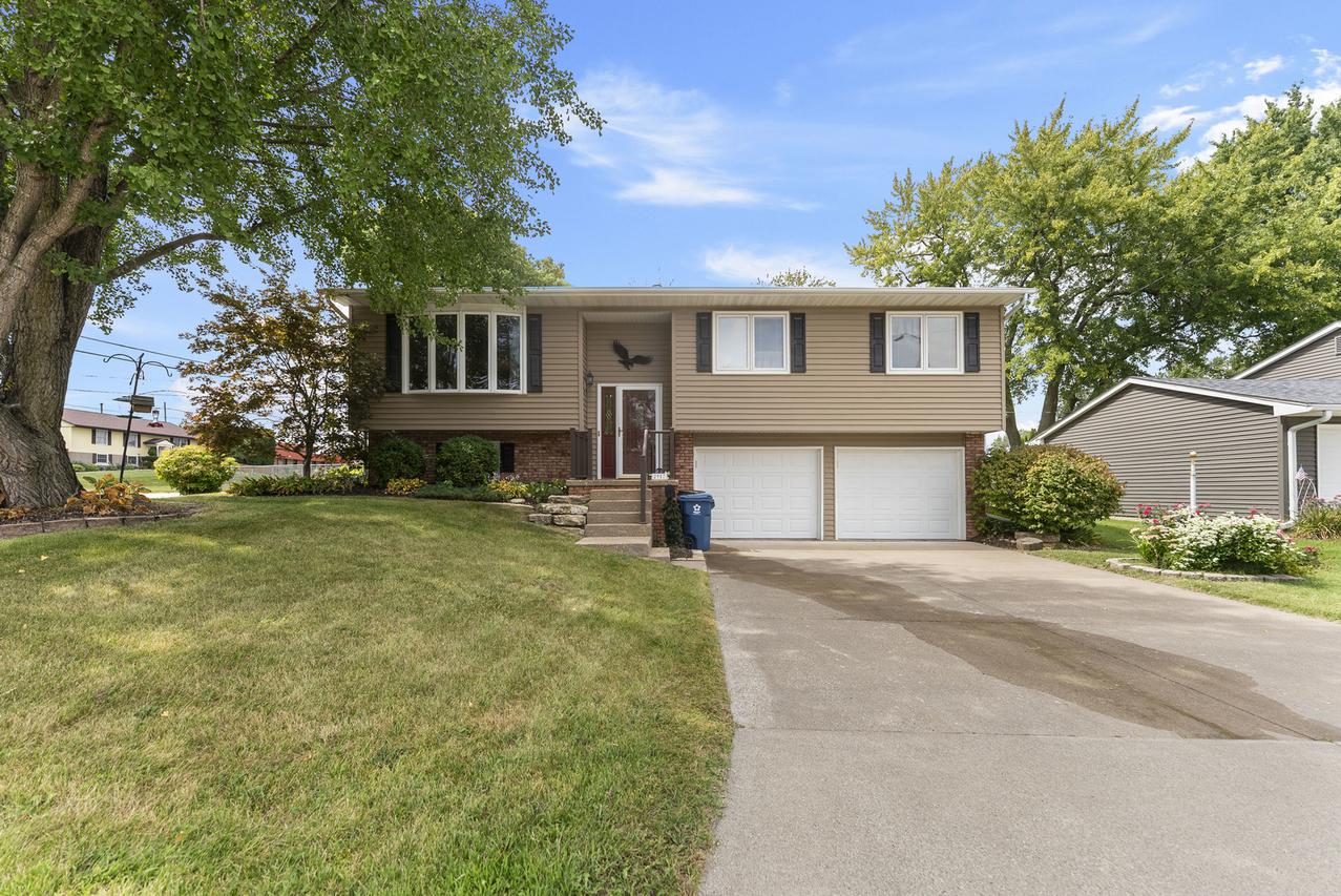 2957 9 1/2 St., East Moline, IL 61244