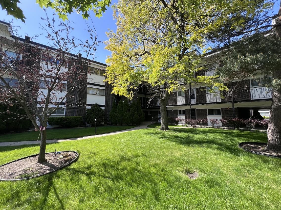 10125 Cherry Pkwy. #203, Skokie, IL 60076