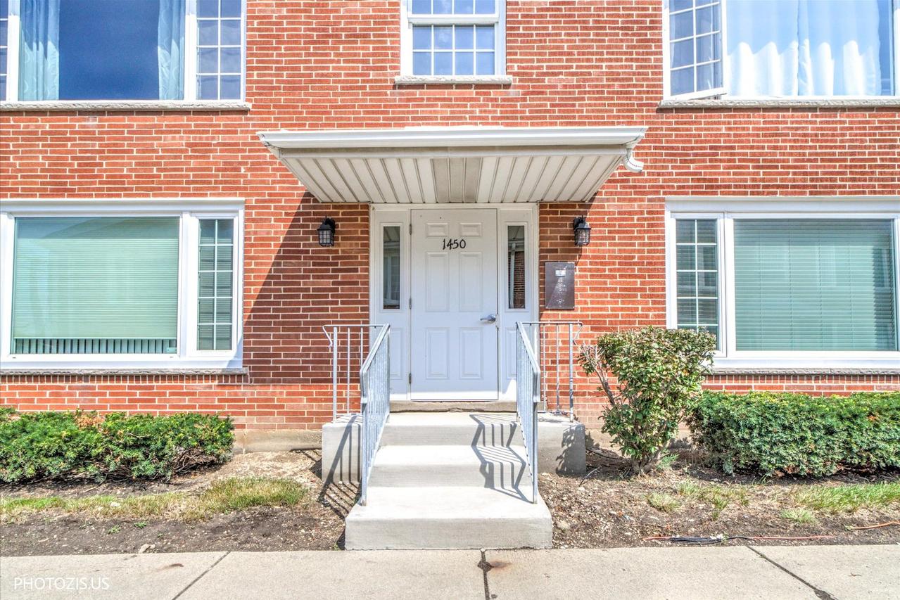 1450 Plymouth Pl. #2W, Glenview, IL 60025