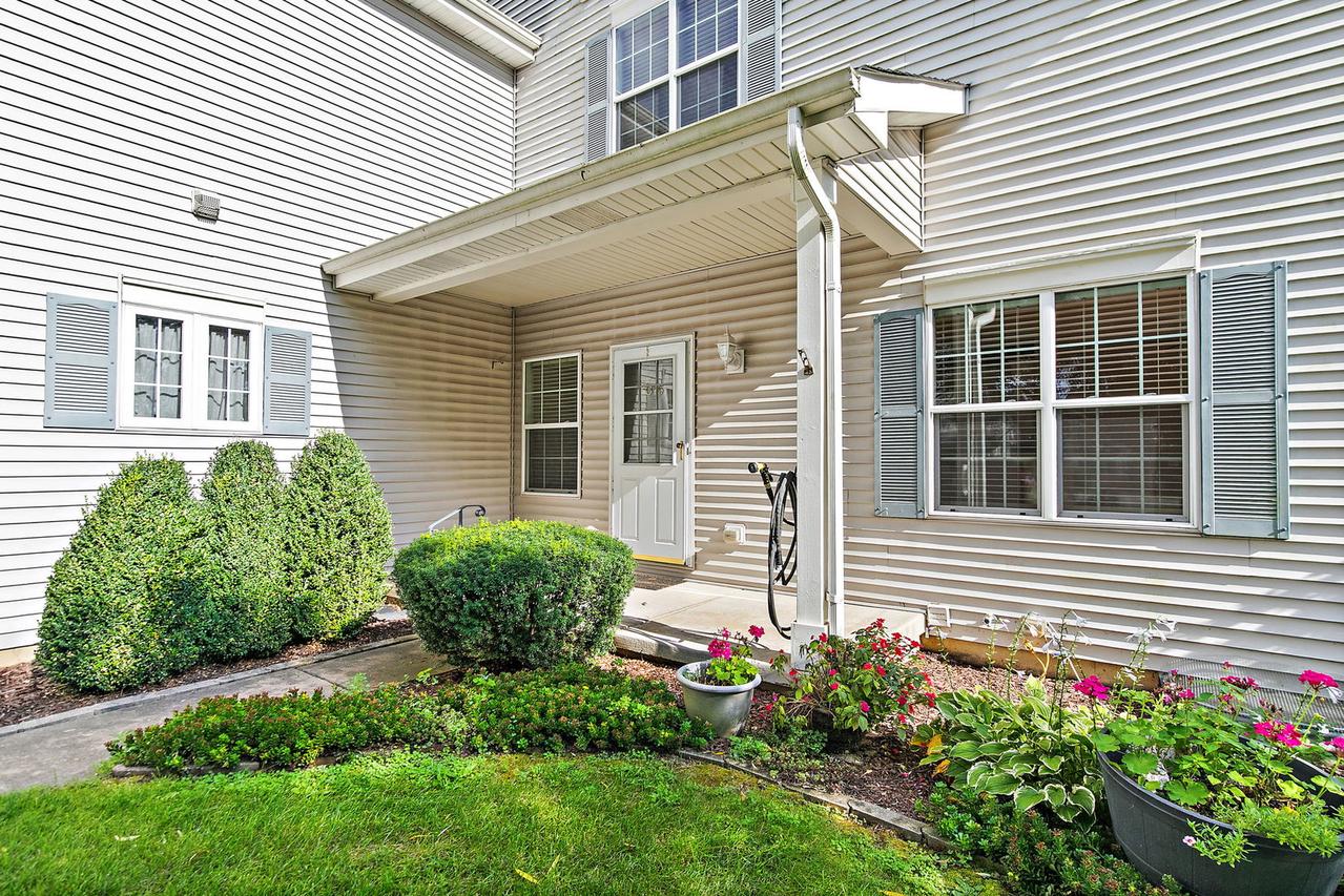 1075 Castleshire Dr., Woodstock, IL 60098