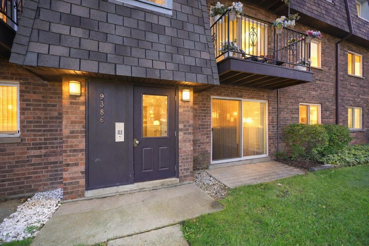 9386 Bay Colony Dr. #1S, Des Plaines, IL 60016