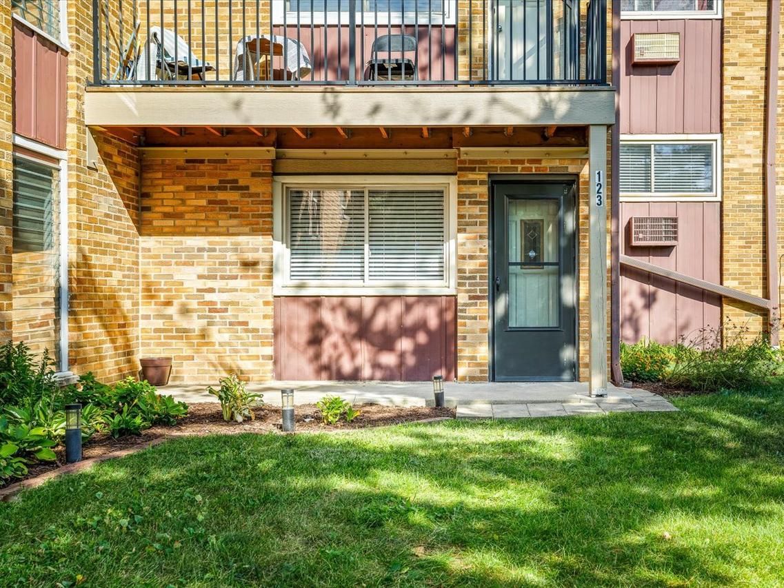 212A Collen Dr. #123, Lombard, IL 60148
