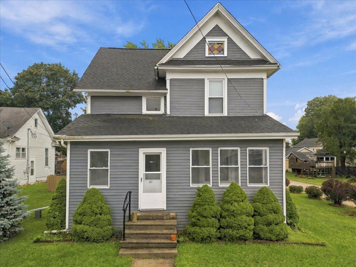 607 N 1st St., Ashton, IL 61006