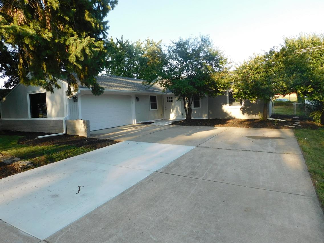 212 N Pinecrest Rd., Bolingbrook, IL 60440