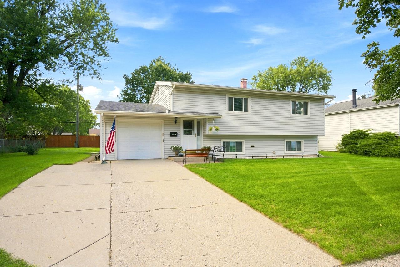 652 Sussex Ln., Crystal Lake, IL 60014