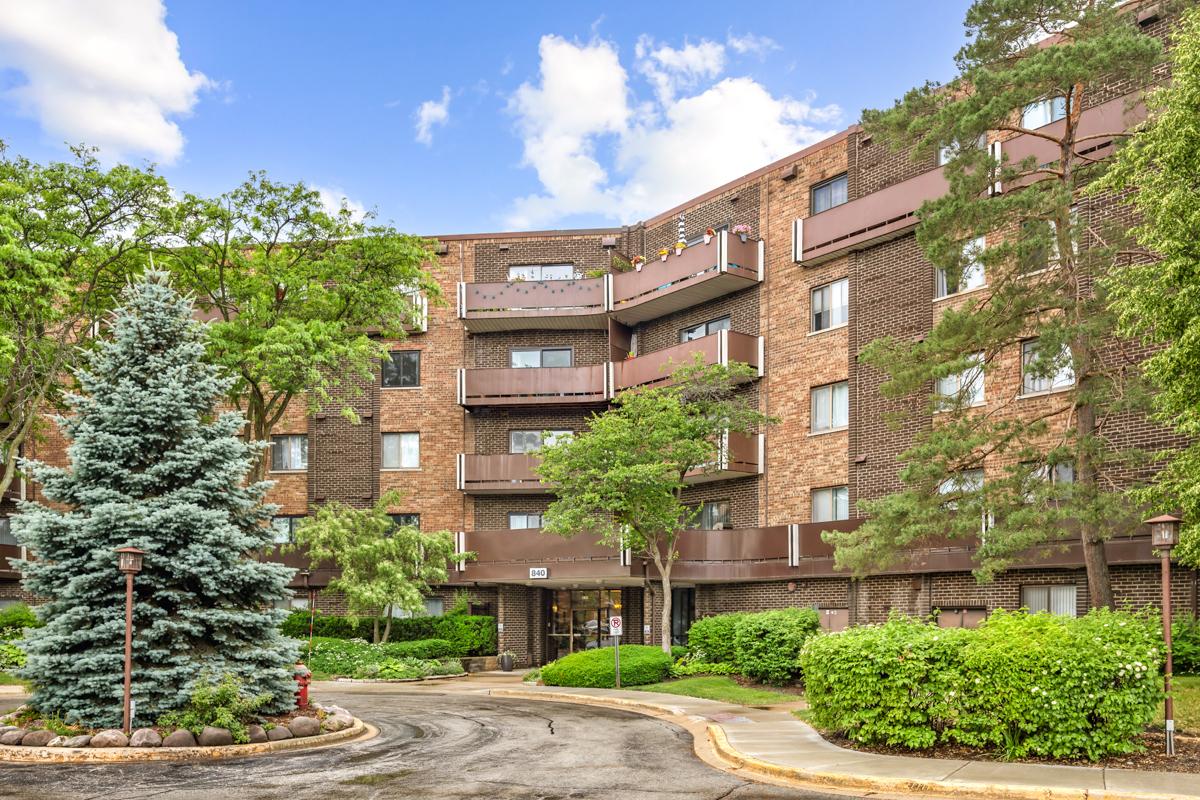 840 Wellington Ave. #218, Elk Grove Village, IL 60007