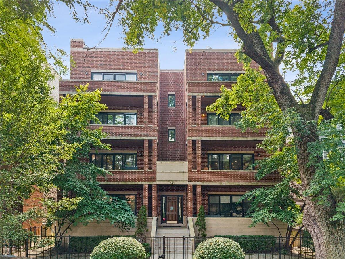 639 W Briar Pl. #3E, Chicago, IL 60657