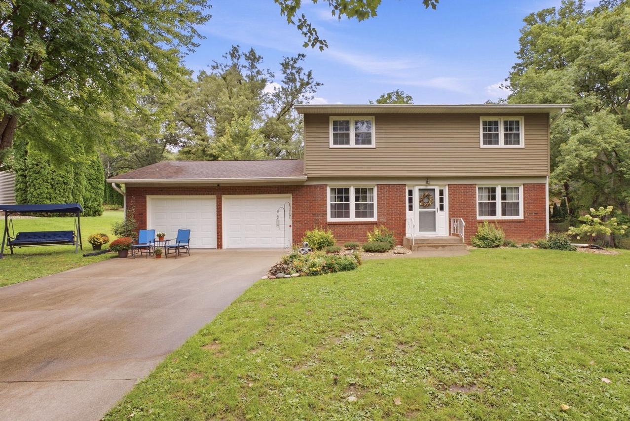 131 Central Park Ave., Geneseo, IL 61254