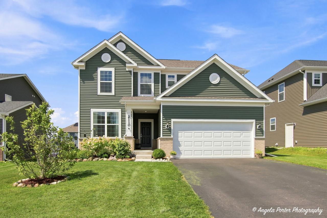 2110 Schmitt Cir., Algonquin, IL 60102