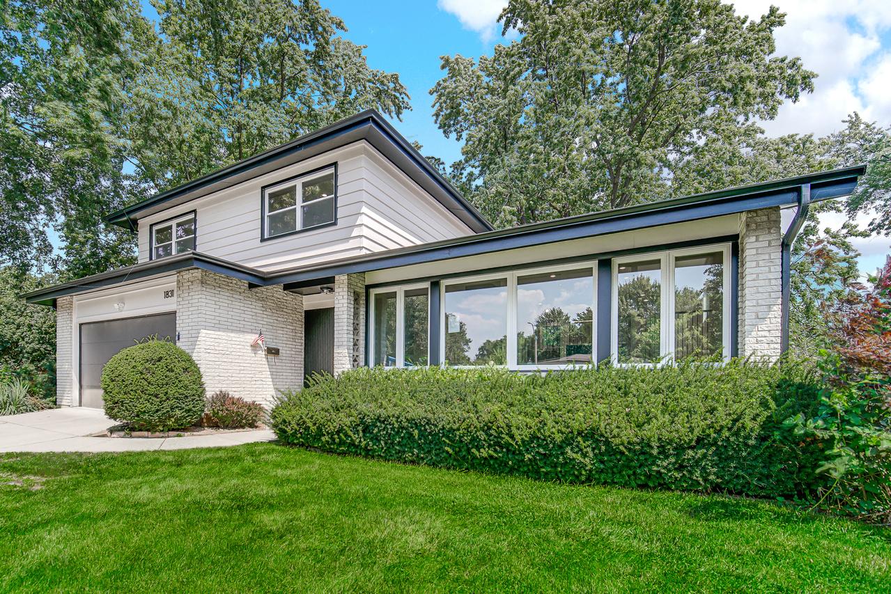 1831 N Rolling Ln., Arlington Heights, IL 60004