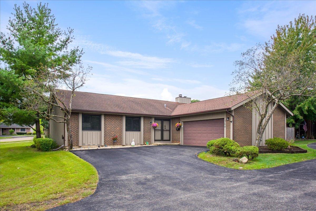560 Lakeview Ct., Roselle, IL 60172