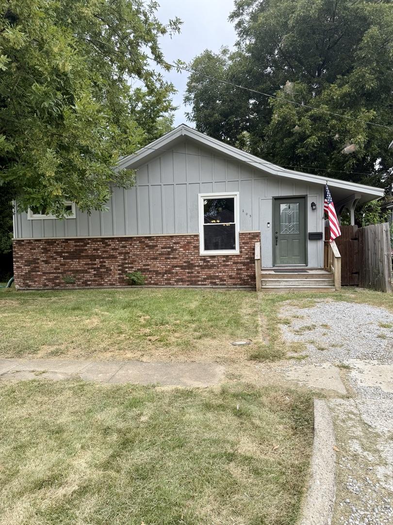 205 W 6th St., Benton, IL 62812