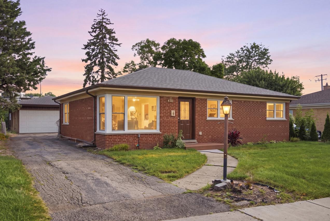 33 Cranbrook Dr., Des Plaines, IL 60016
