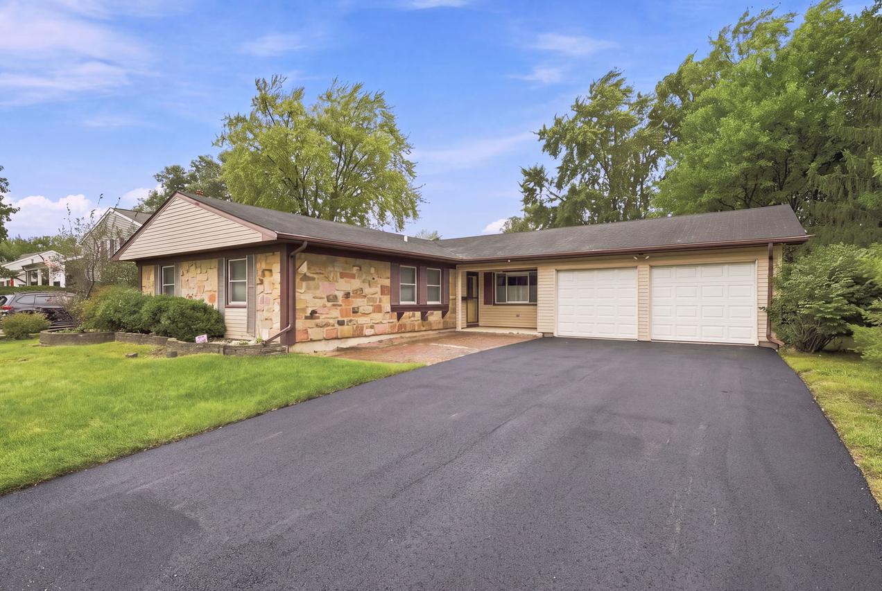 1600 Cambourne Ln., Schaumburg, IL 60194