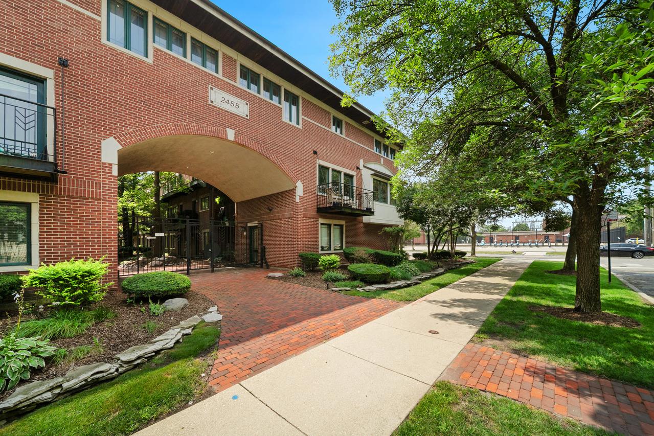 2455 W Ohio St. #8E, Chicago, IL 60612