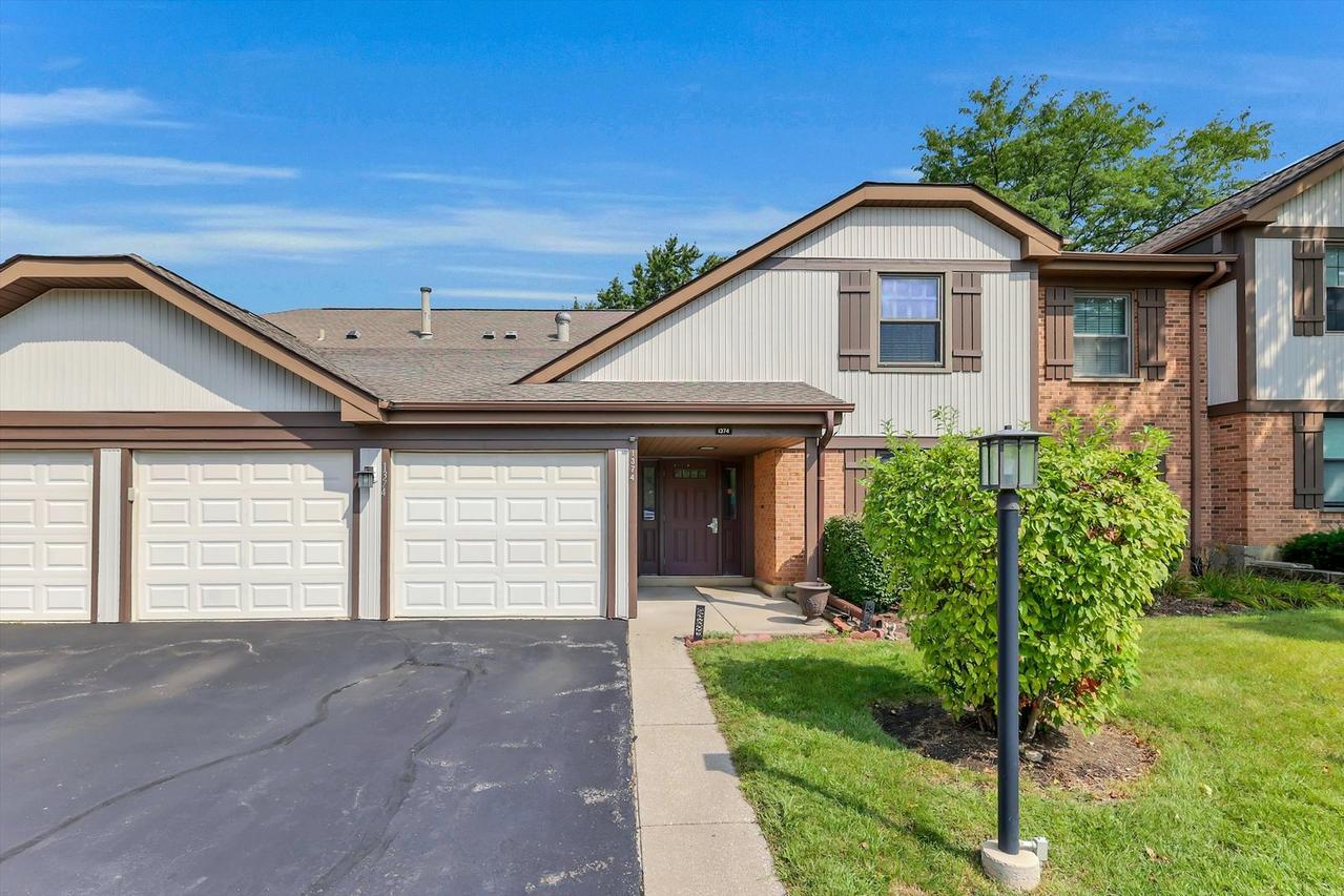 1374 Williamsburg Dr. #B1, Schaumburg, IL 60193