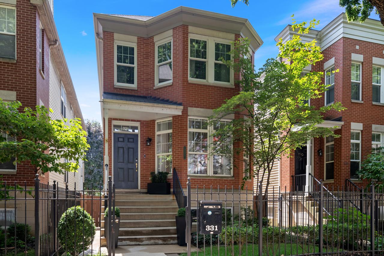 331 W Evergreen Ave., Chicago, IL 60610