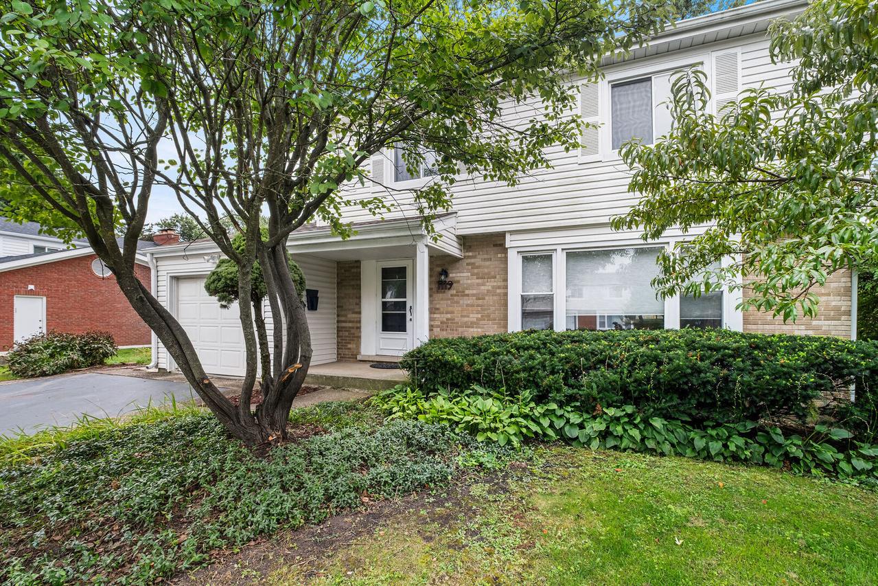1119 Country Ln., Deerfield, IL 60015