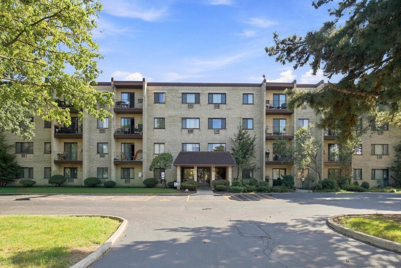 7231 Wolf Rd. #208, Indian Head Park, IL 60525