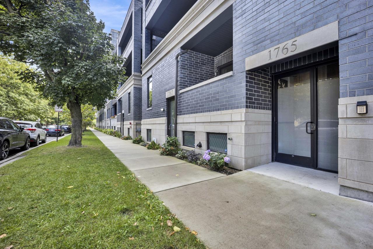 1767 W Rosehill Dr. #203, Chicago, IL 60660