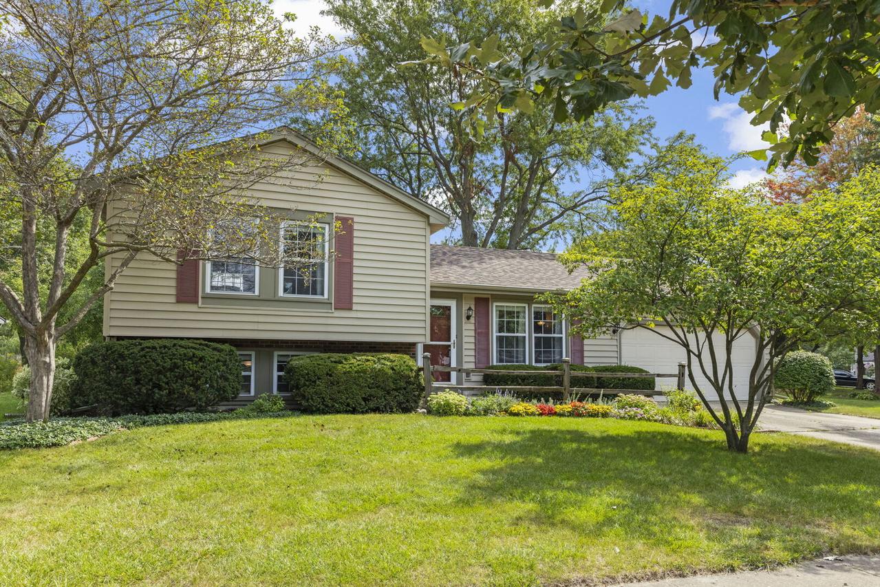 30W241 Bedford Ln., Warrenville, IL 60555