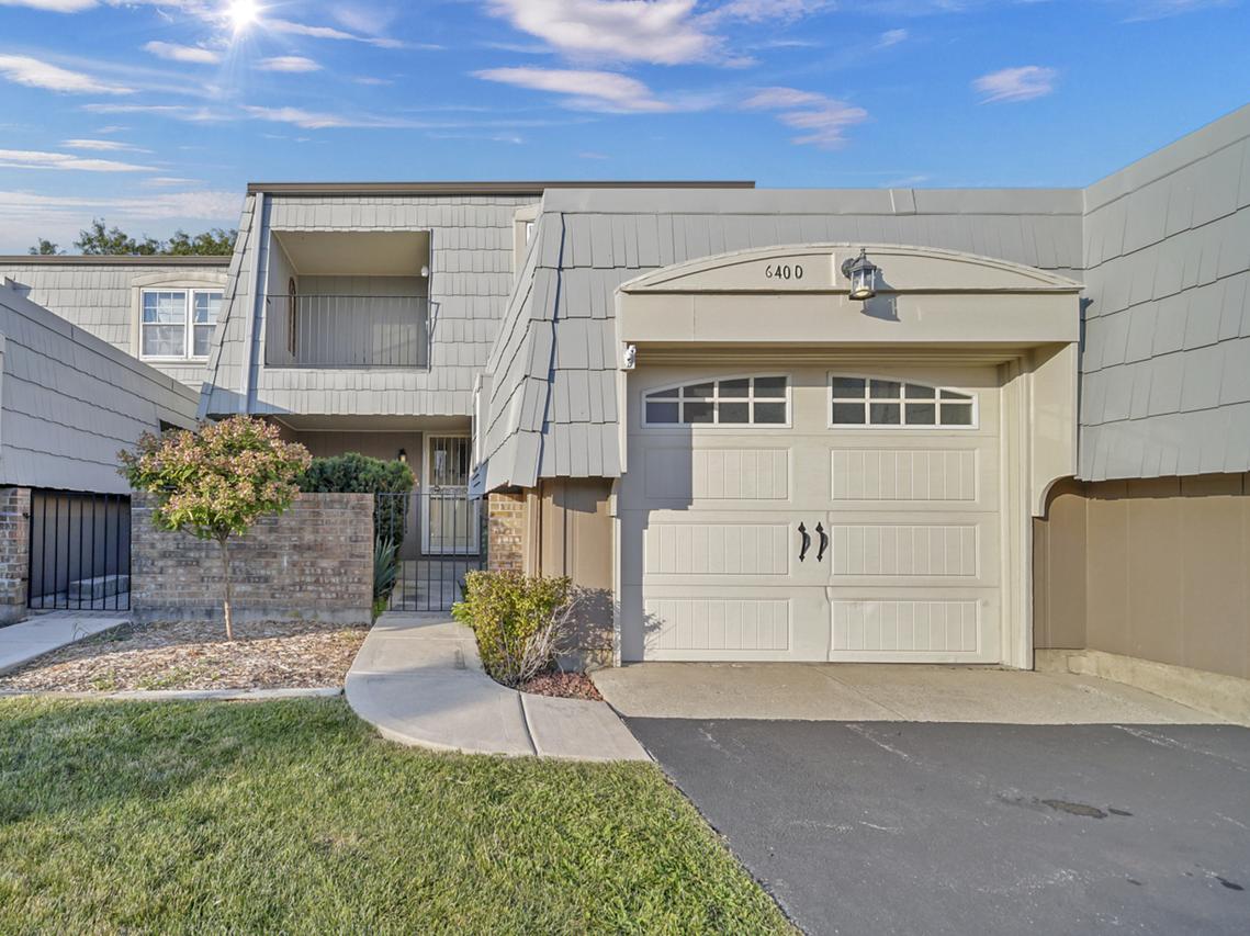 640 Burgundy Ct. #D, Elk Grove Village, IL 60007