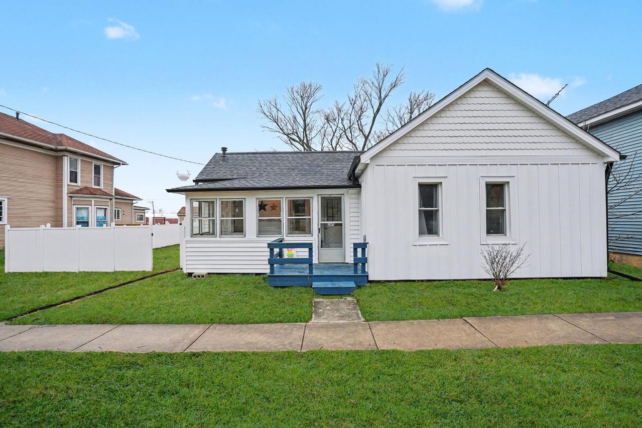 205 E Taylor St., Grant Park, IL 60940