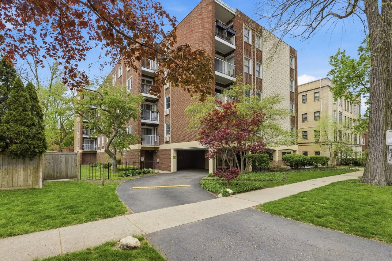 1310 Maple Ave. #2C, Evanston, IL 60201