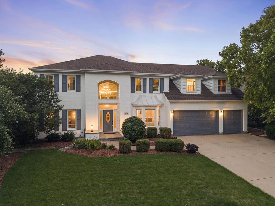 919 Abbey Ct., Sugar Grove, IL 60554