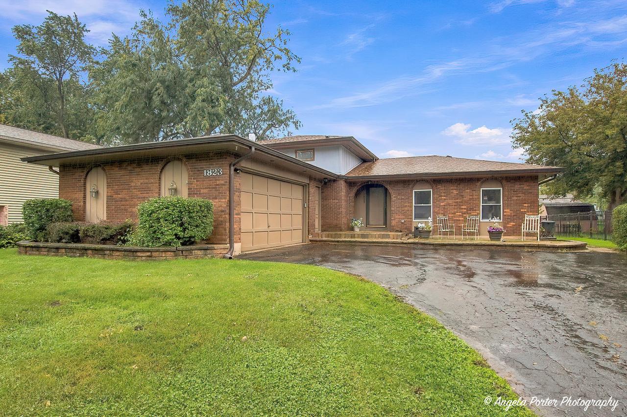 1823 Hazelwood Dr., Lindenhurst, IL 60046