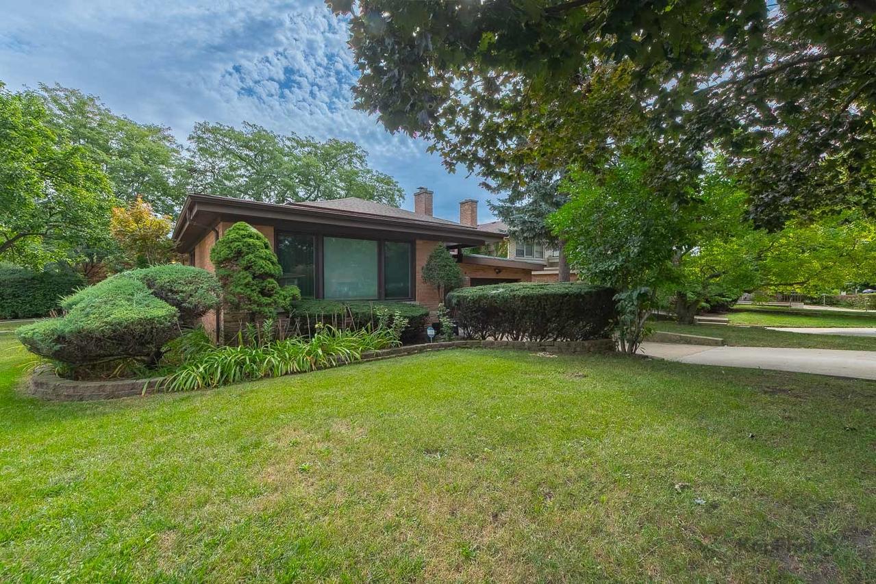6557 N Christiana Ave., Lincolnwood, IL 60712