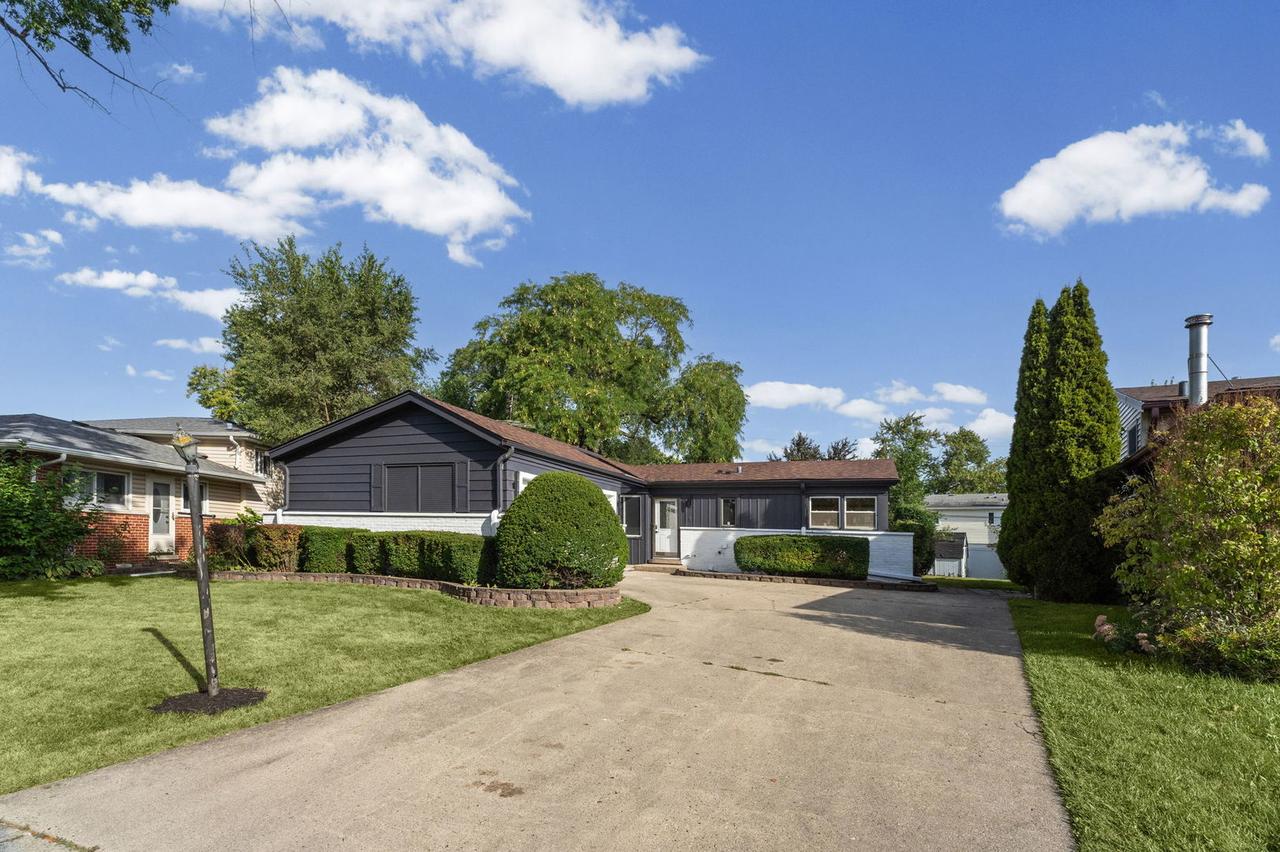 160 Lancaster Ln., Des Plaines, IL 60018