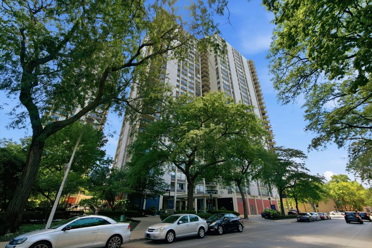 1360 N Sandburg Ter. #2104C, Chicago, IL 60610