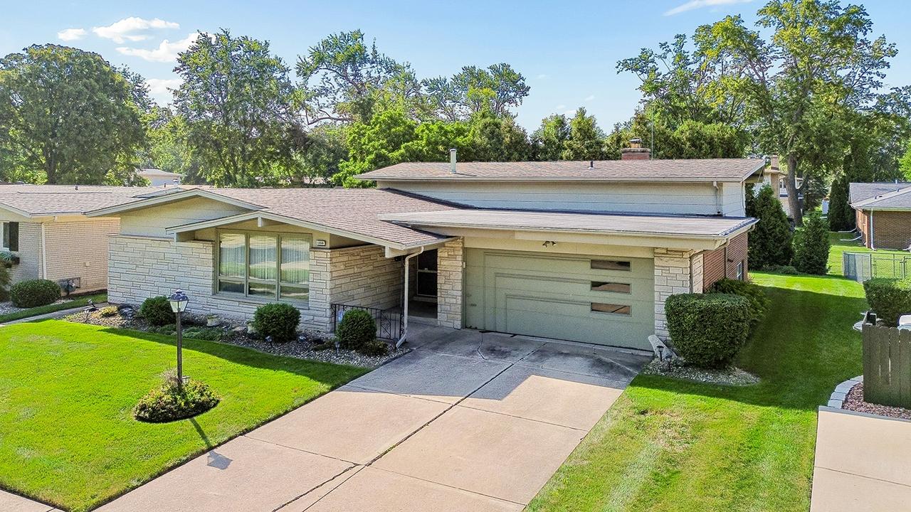 1050 W Strieff Ln., Glenwood, IL 60425