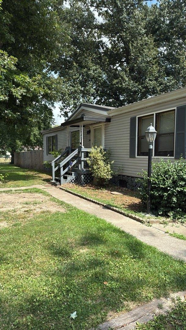 200 E Blake St., Benton, IL 62812