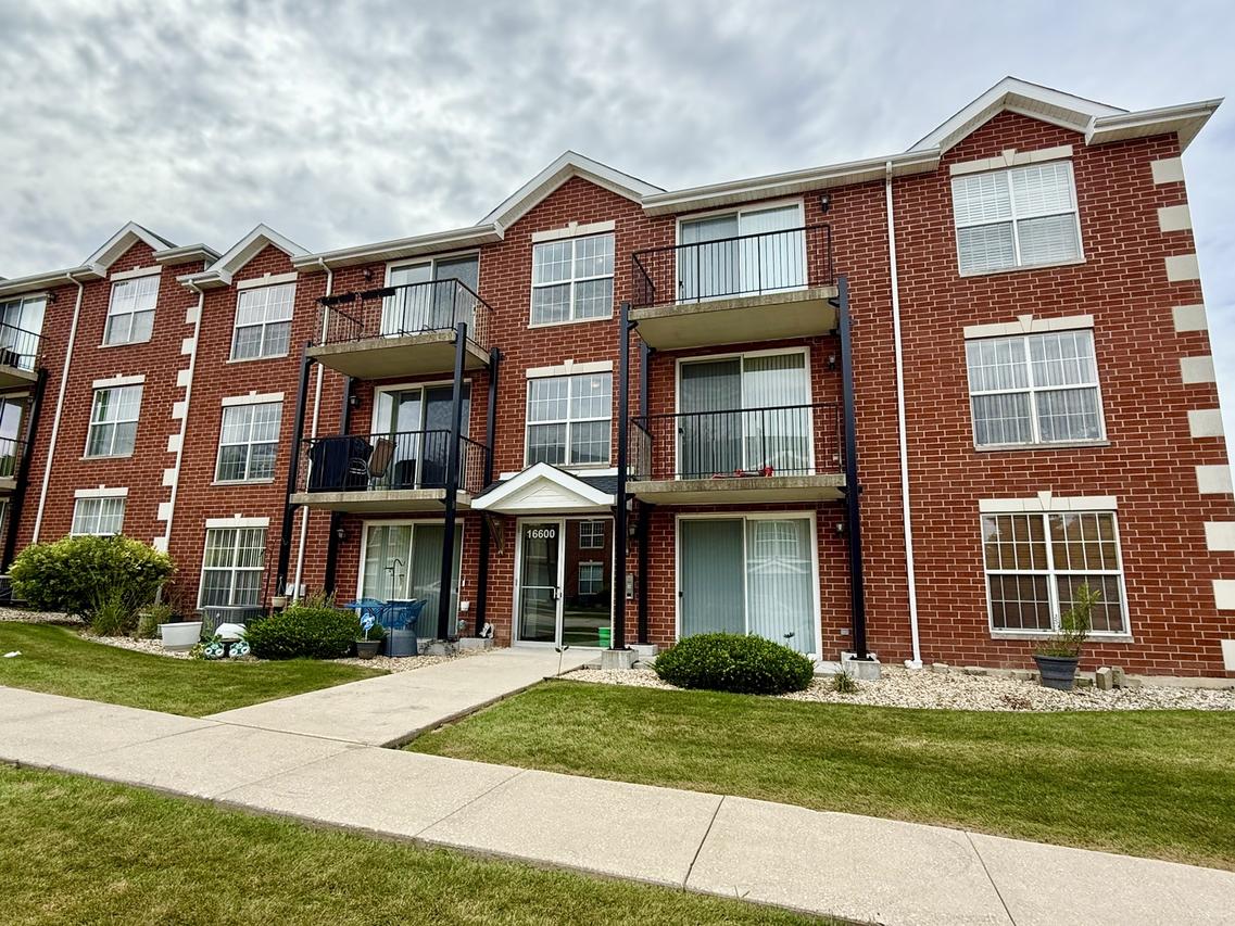 16600 Liberty Cir. #2S, Orland Park, IL 60467