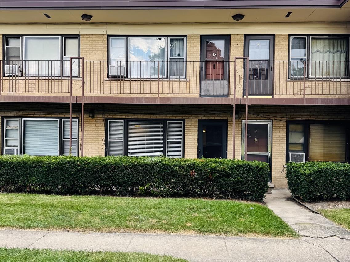 39 King Arthur Ct. #8, Northlake, IL 60164