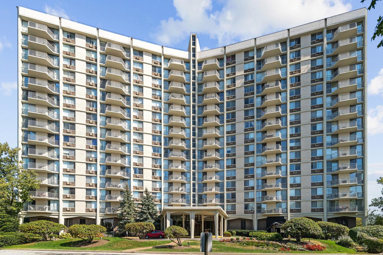 40 N Tower Rd. #1E, Oak Brook, IL 60523