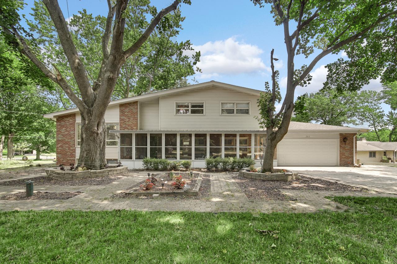 205 Sharon Dr., Sleepy Hollow, IL 60118