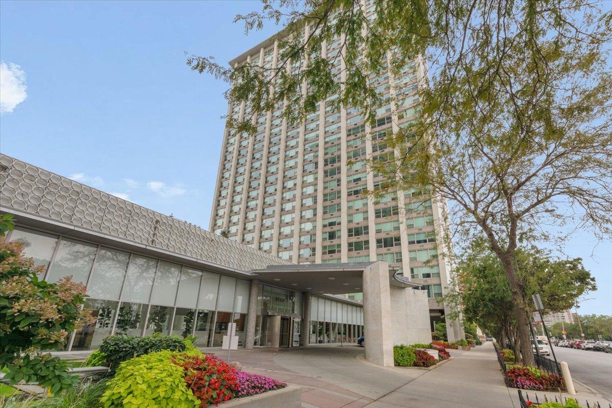 3600 N Lake Shore Dr. #2220, Chicago, IL 60613