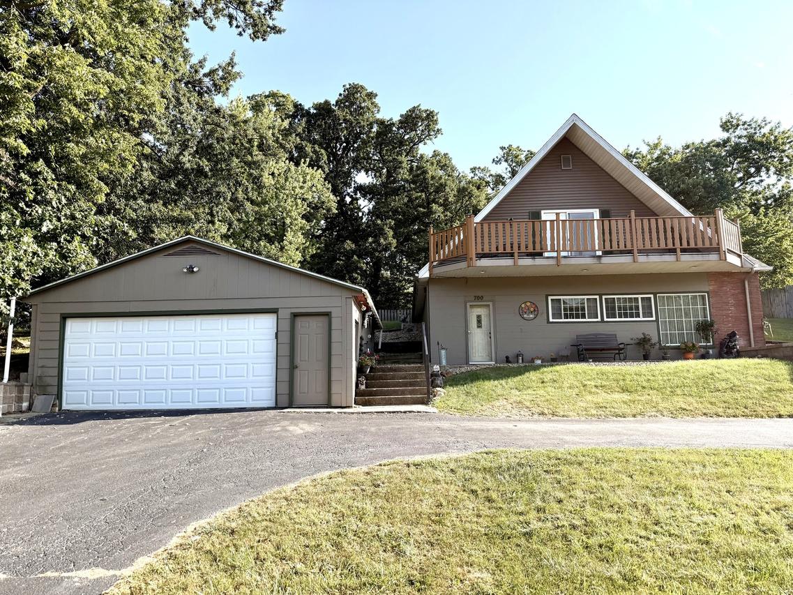 700 W Webster St., Clinton, IL 61727