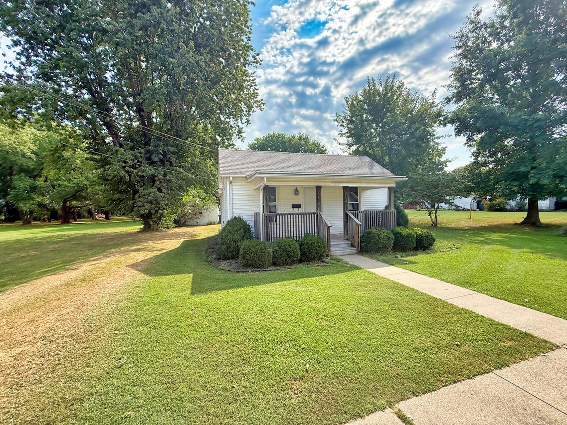 323 Austin Ave., Flora, IL 62839